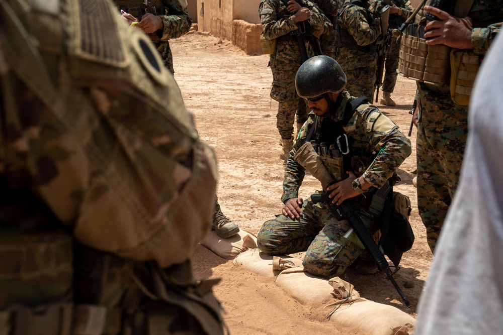 Syrian Free Army conduct training near al-Tanf Garrison