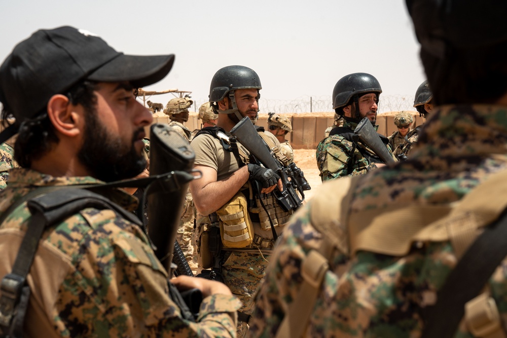 Syrian Free Army conduct training near al-Tanf Garrison