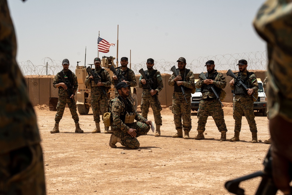 Syrian Free Army conduct training near al-Tanf Garrison