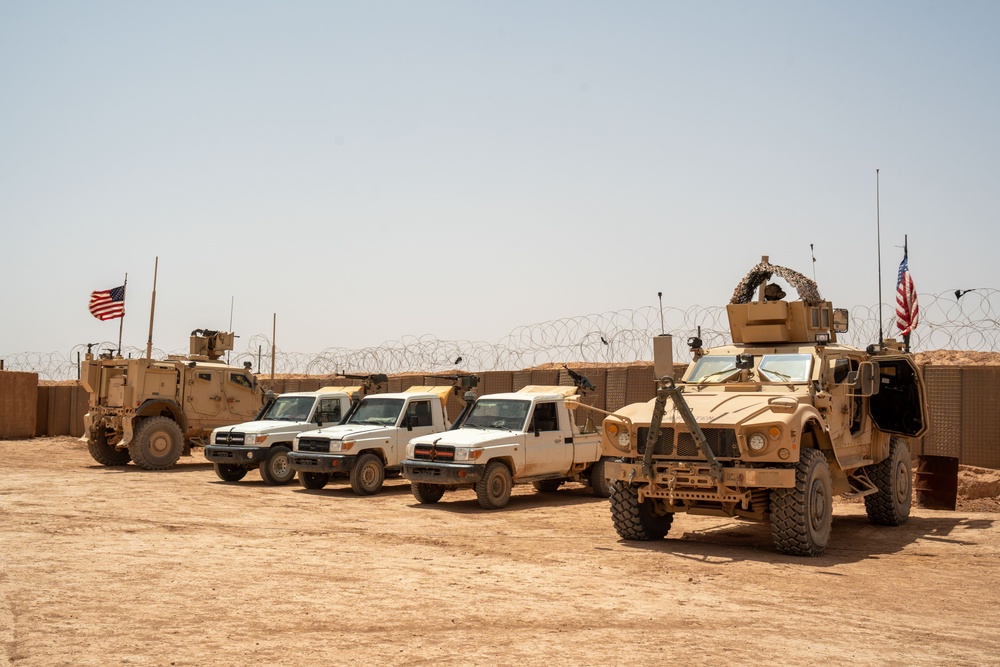 Syrian Free Army conduct training near al-Tanf Garrison