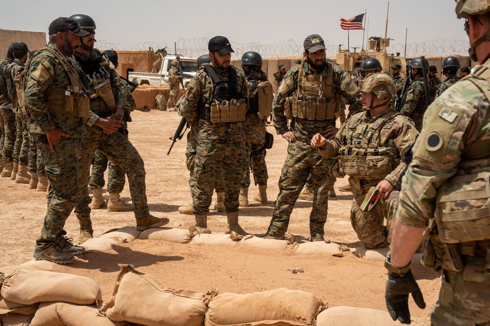 Syrian Free Army conduct training near al-Tanf Garrison