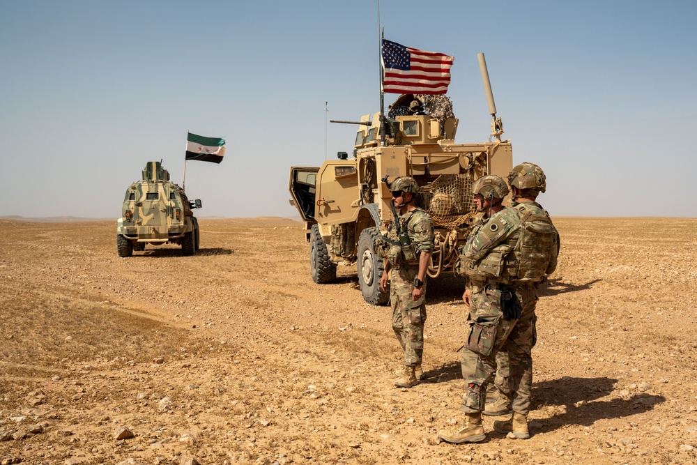 Syrian Free Army conduct training near al-Tanf Garrison