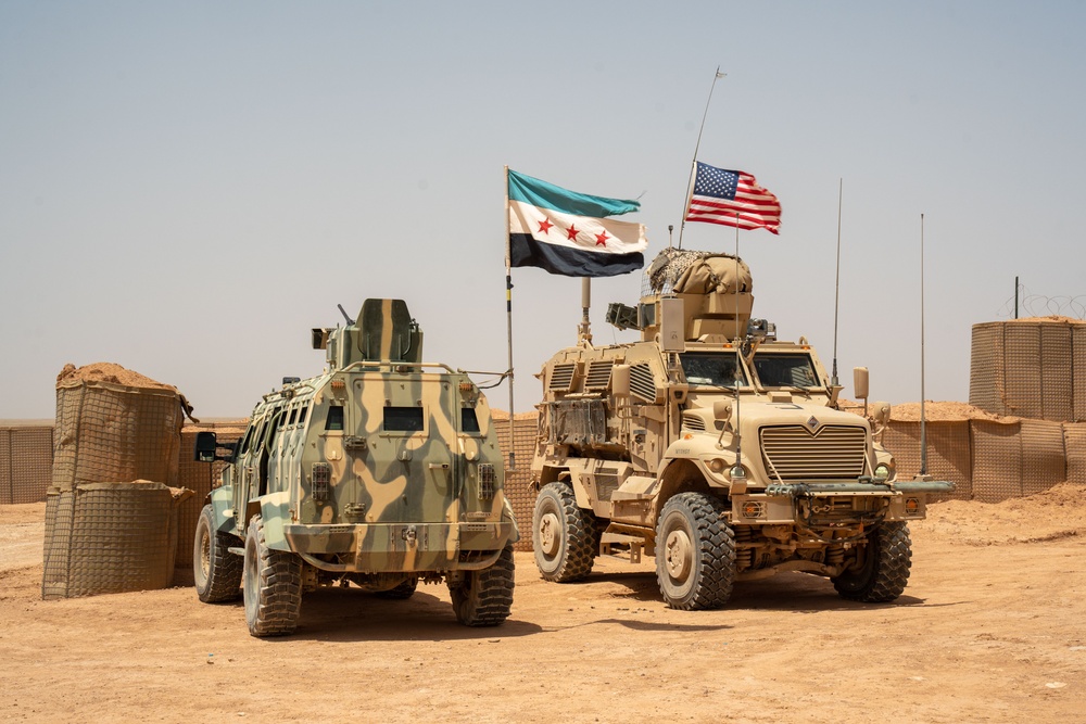 Syrian Free Army conduct training near al-Tanf Garrison