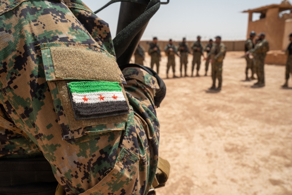 Syrian Free Army conduct training near al-Tanf Garrison