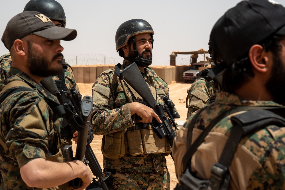 Syrian Free Army conduct training near al-Tanf Garrison