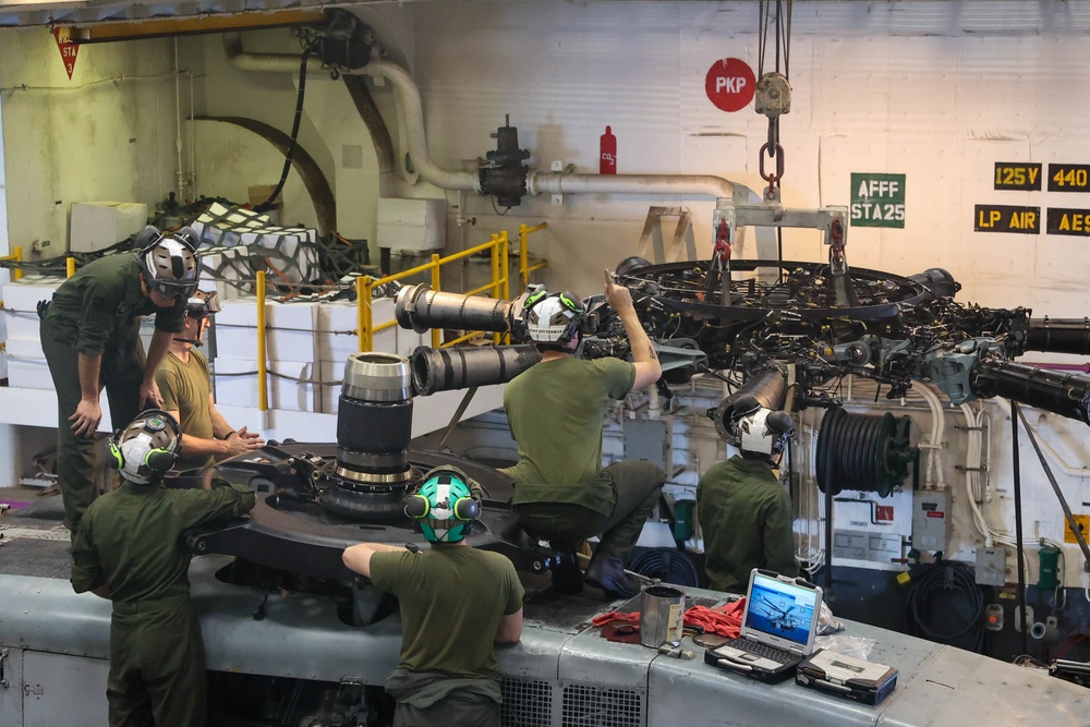 Marines Performs Maintenance On Super Stallion