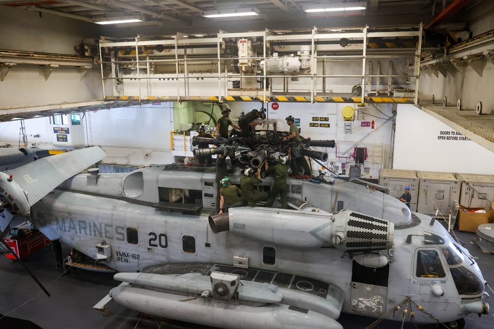 Marines Performs Maintenance On Super Stallion