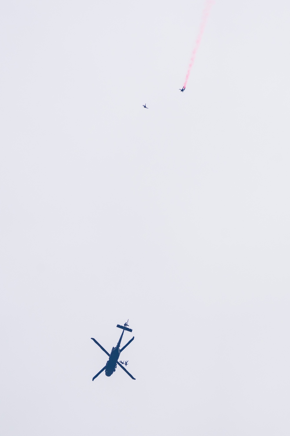 Army Golden Knights make parachute jump for Indy 500