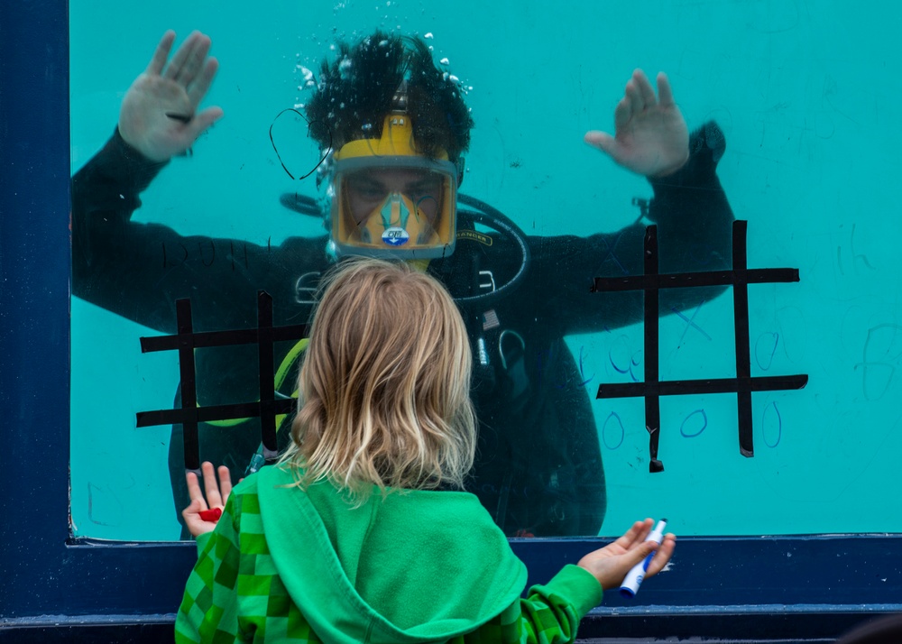 EODMU 1 conduct a dive demonstration at the Los Angeles Navy fleet week