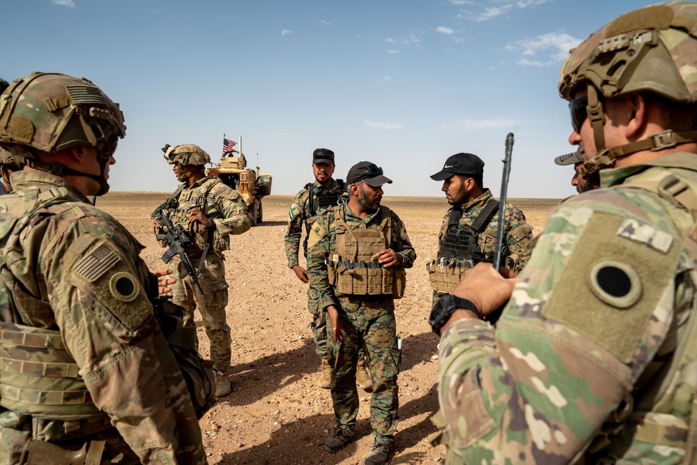 Syrian Free Army conduct training near al-Tanf Garrison