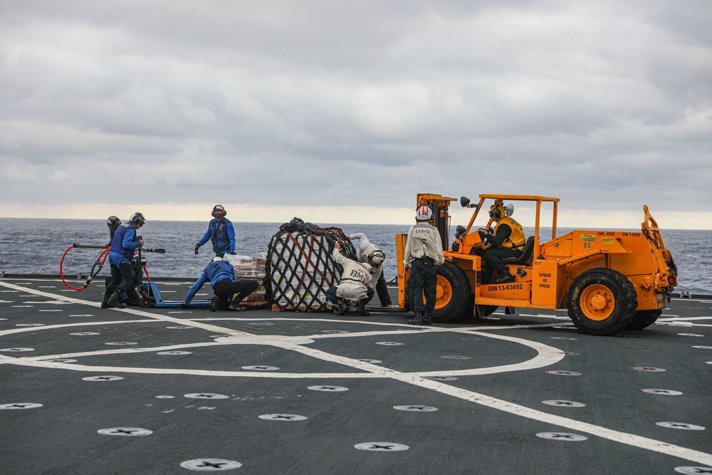 USS Carter Hall, USNS Patuxent Conduct VERTREP