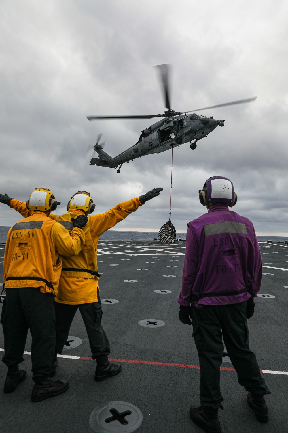 USS Carter Hall Conducts VERTREP During COMPTUEX