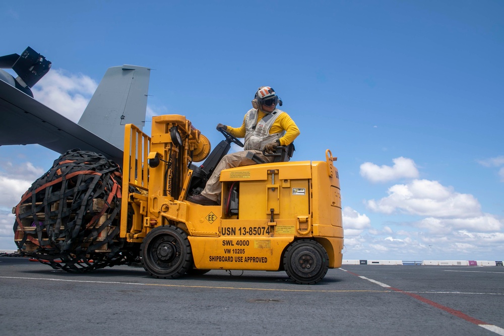 USS Mesa Verde Conducts VERTREP with USNS Patuxent