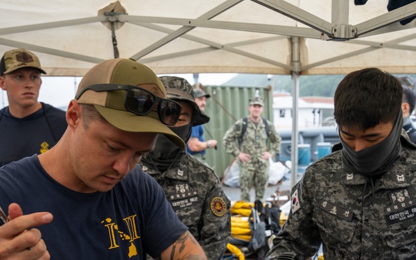 MDSU, ROKN Participate In SALVEX