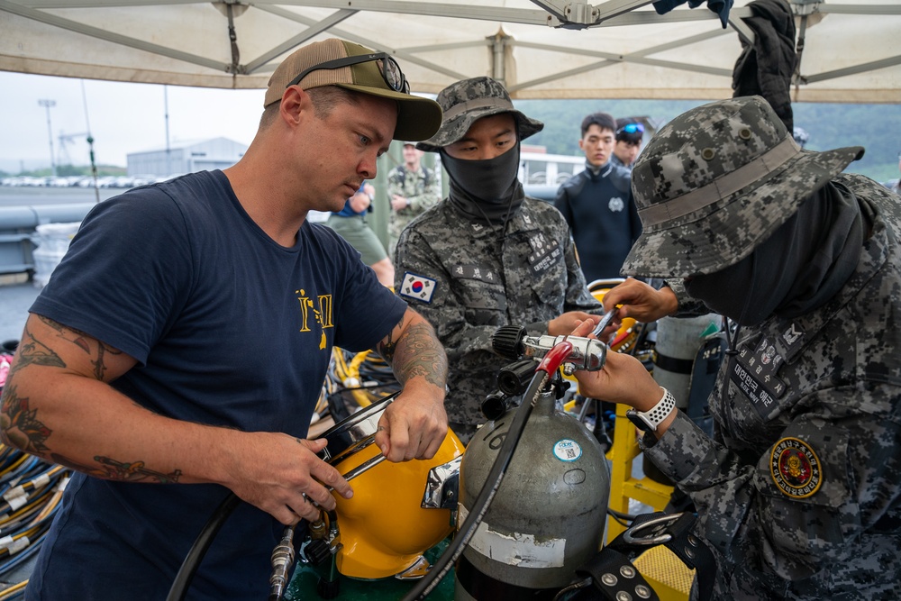 MDSU, ROKN Participate In SALVEX