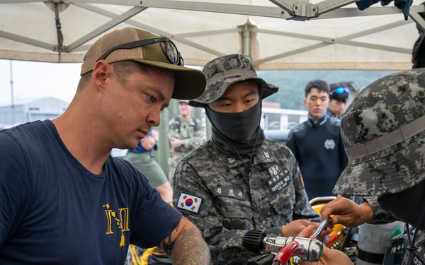 MDSU, ROKN Participate In SALVEX