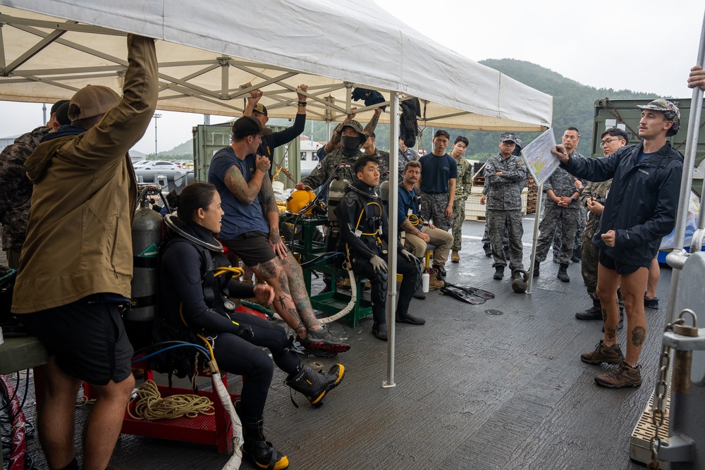 MDSU, ROKN Participate In SALVEX