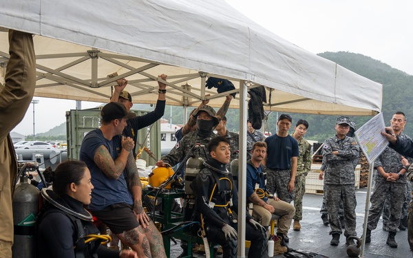 MDSU, ROKN Participate In SALVEX