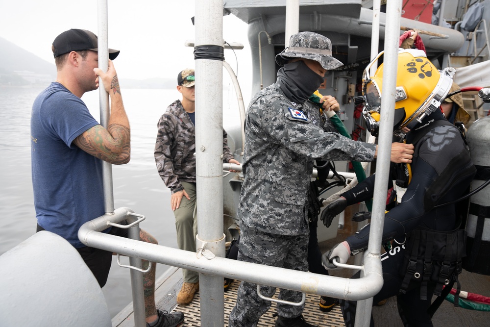 MDSU, ROKN Participate In SALVEX
