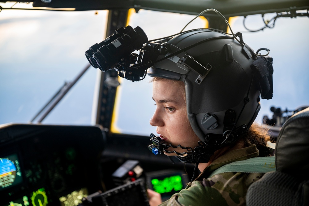 Rogue delivers cargo and personnel to Somalia