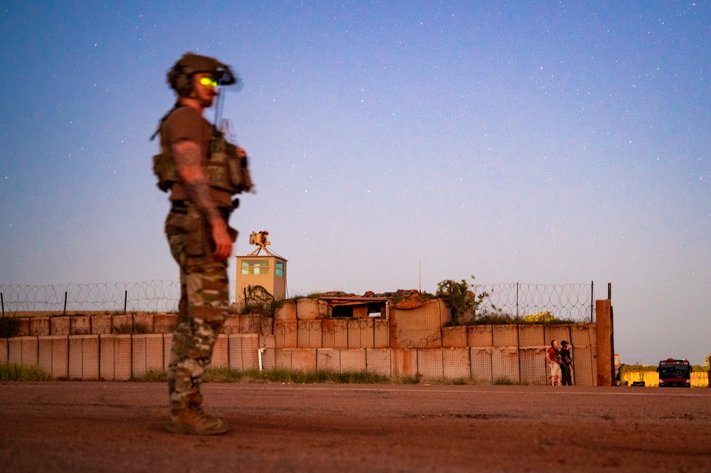 Rogue delivers cargo and personnel to Somalia