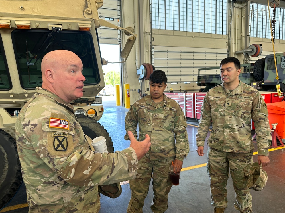 88th Readiness Division Commander visits Illinois Maintenance Facility, Recognizes Soldiers