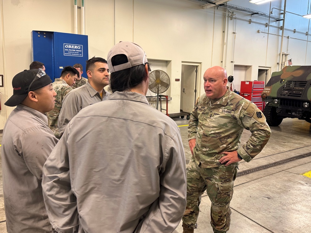 88th Readiness Division Commander visits Illinois Maintenance Facility, Recognizes Soldiers