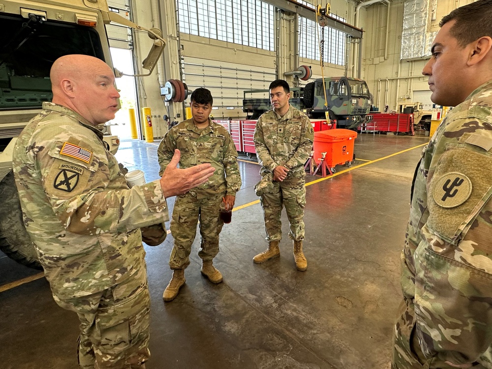 88th Readiness Division Commander visits Illinois Maintenance Facility, Recognizes Soldiers