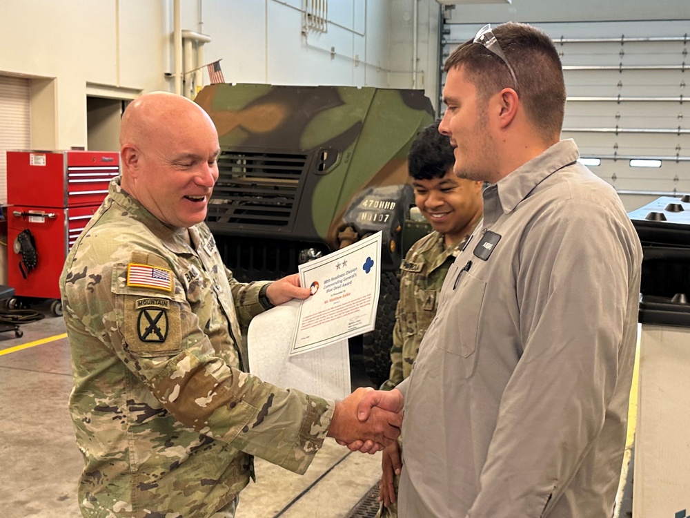 88th Readiness Division Commander visits Illinois Maintenance Facility, Recognizes Soldiers