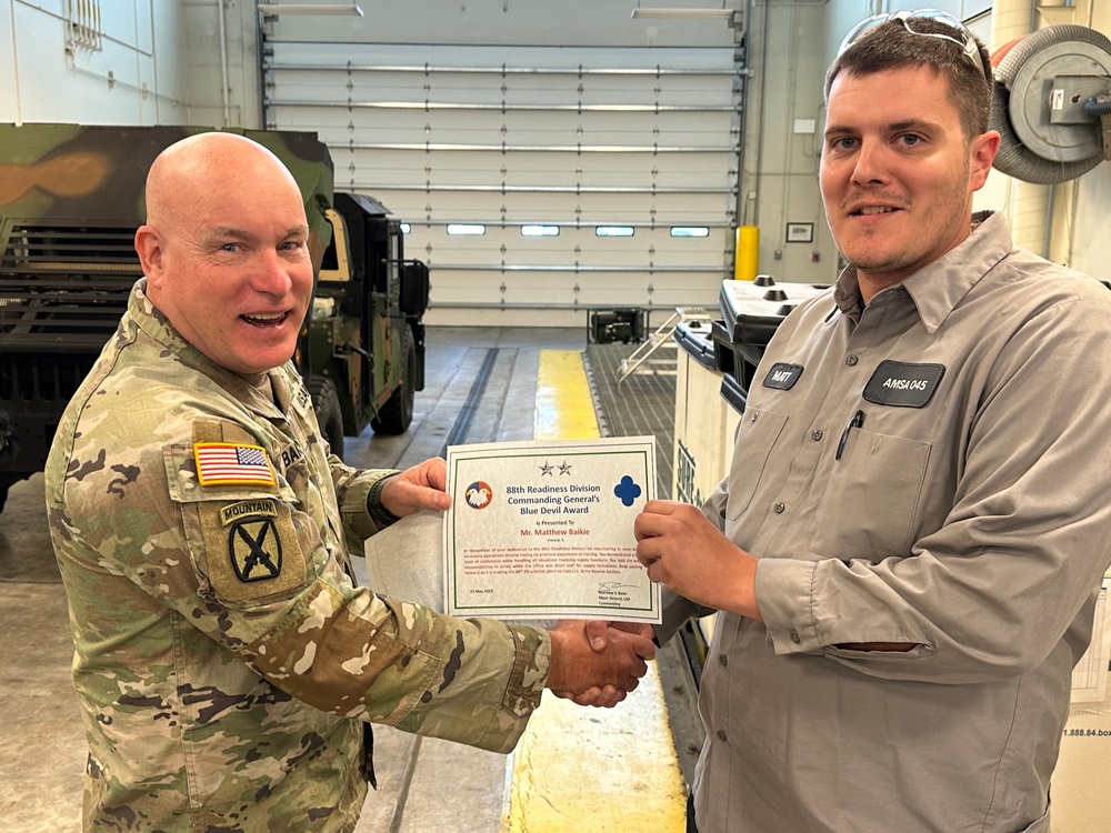 88th Readiness Division Commander visits Illinois Maintenance Facility, Recognizes Soldiers