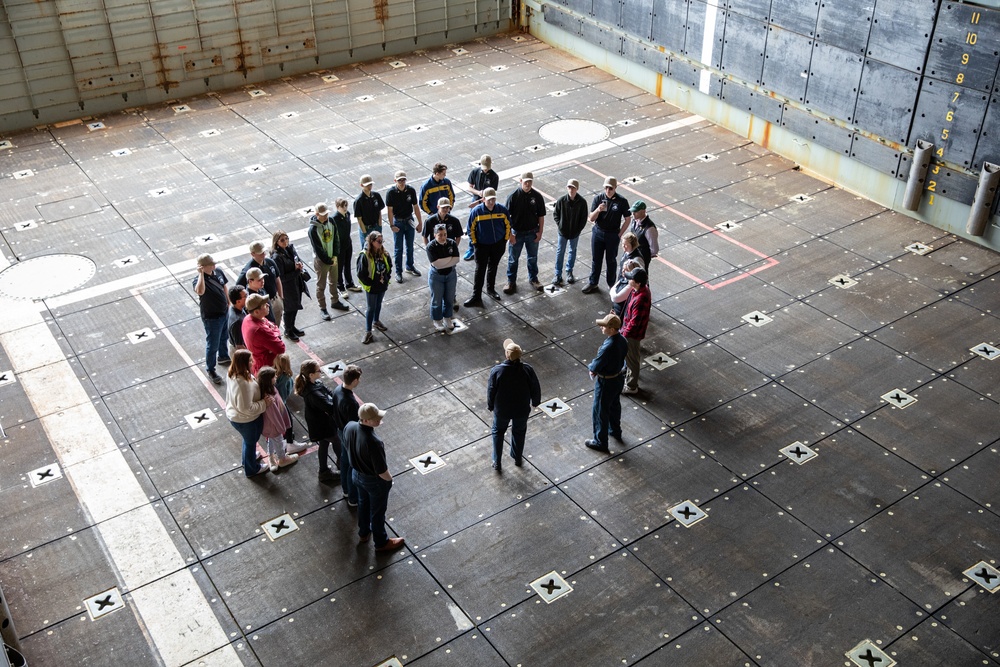 JROTC Cadets Tour USS Harpers Ferry (LSD 49)