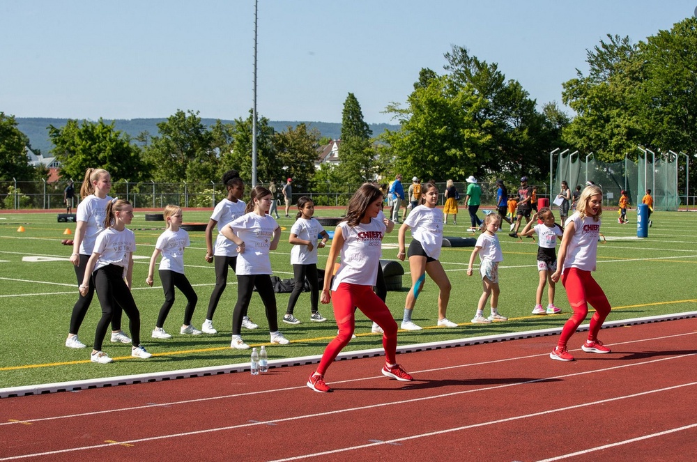 Kansas City Chiefs great Dante Hall and Chiefs Cheerleaders visit USAG Wiesbaden