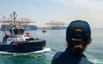 USS Paul Hamilton Mina Jebel Ali Pull In