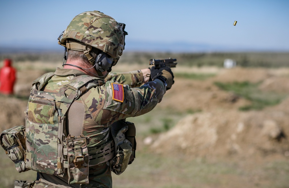 Iowa infantryman fires M17 pistol