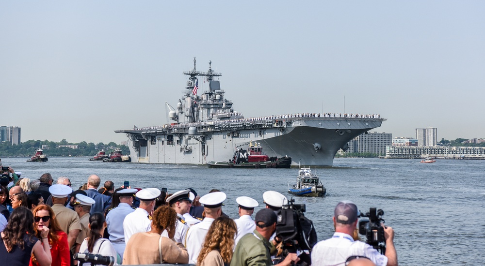 Dvids Images Secnav Visits Nyc Fleet Week 2023 Image 15 Of 43