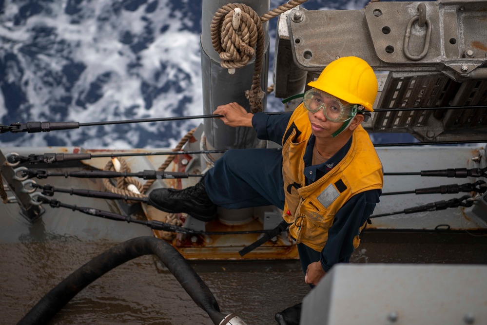 Wayne E. Meyer Conducts Underway Replenishment