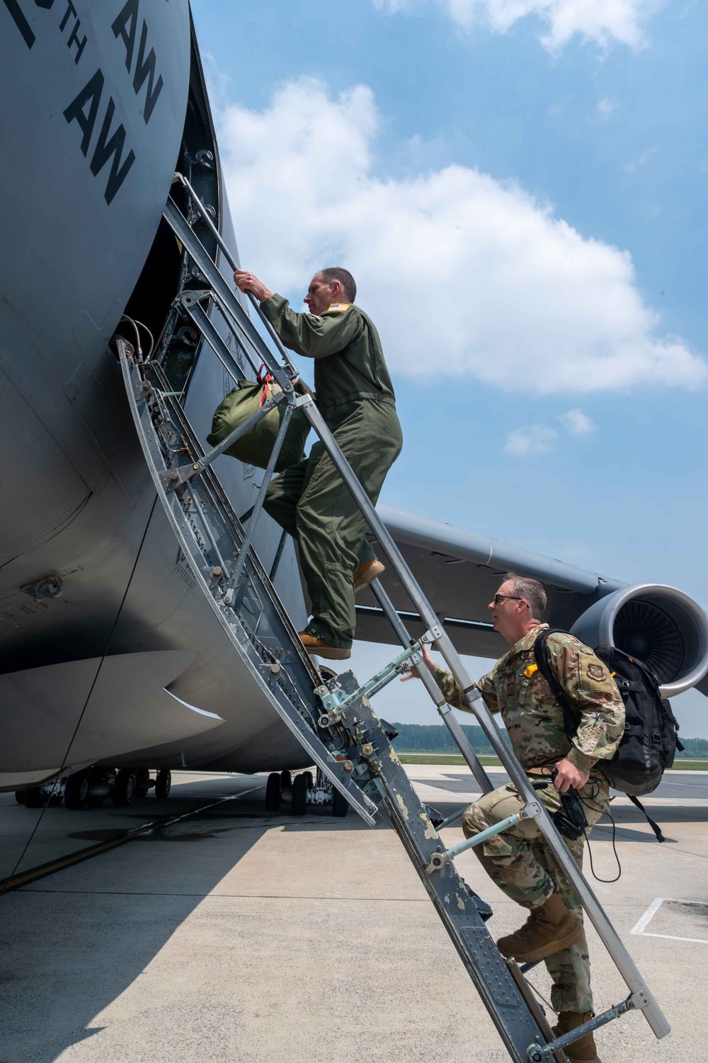 436th AW command team celebrates final flight on C-17 and C-5
