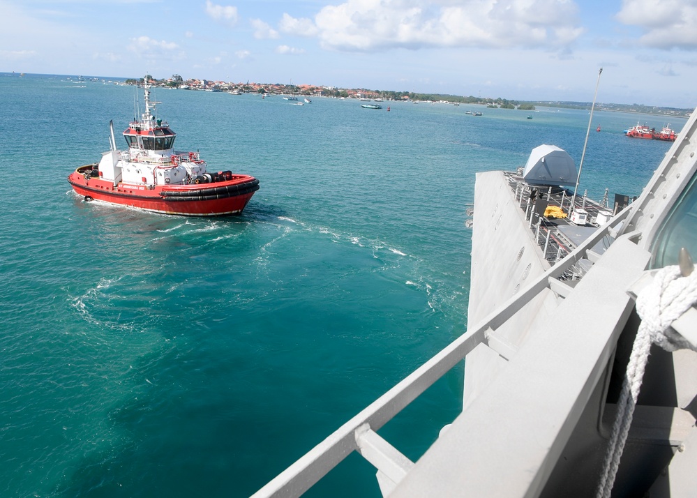 USS MANCHESTER GETS UNDERWAY