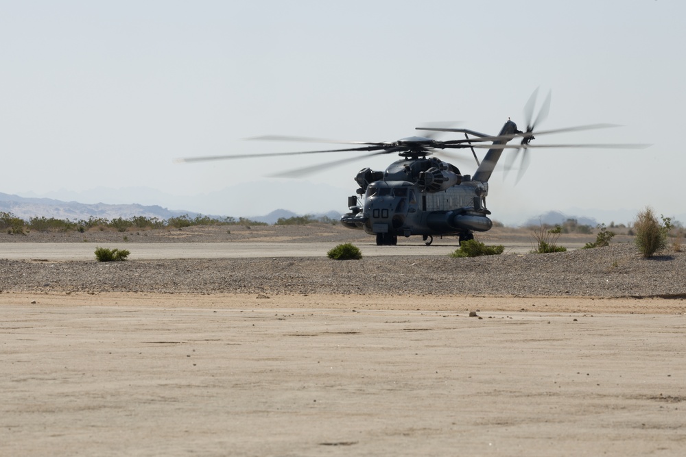 ITX 4-23: Helicopter Support Team lifts M777 Howitzer