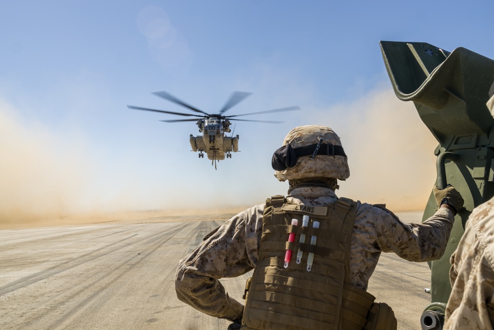 ITX 4-23: Helicopter Support Team lifts M777 Howitzer