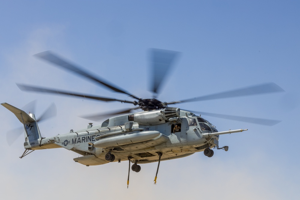 ITX 4-23: Helicopter Support Team lifts M777 Howitzer