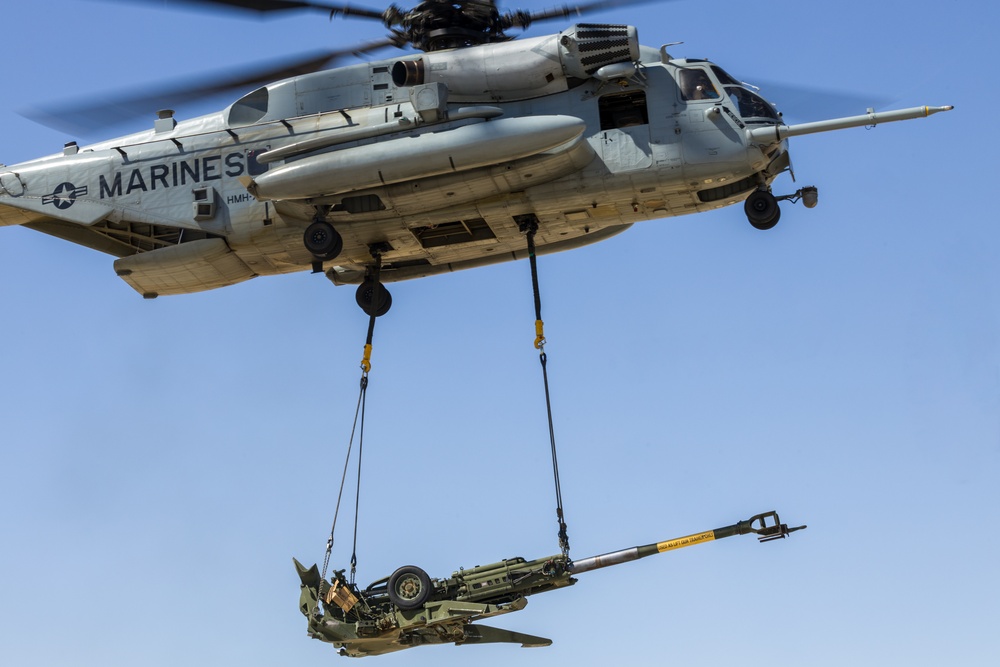 ITX 4-23: Helicopter Support Team lifts M777 Howitzer