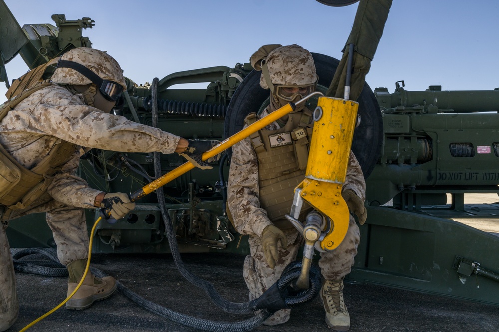 ITX 4-23: Helicopter Support Team lifts M777 Howitzer