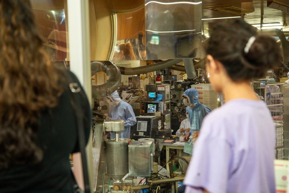 Sweet treats and Momiji Leaves; Residents of MCAS Iwakuni Visit a Momiji Manju Factory with Cultural Adaptations