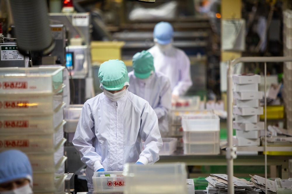 Sweet treats and Momiji Leaves; Residents of MCAS Iwakuni Visit a Momiji Manju Factory with Cultural Adaptations