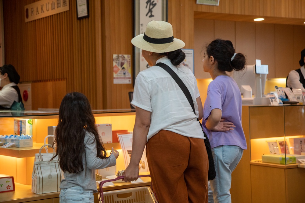 Sweet treats and Momiji Leaves; Residents of MCAS Iwakuni Visit a Momiji Manju Factory with Cultural Adaptations