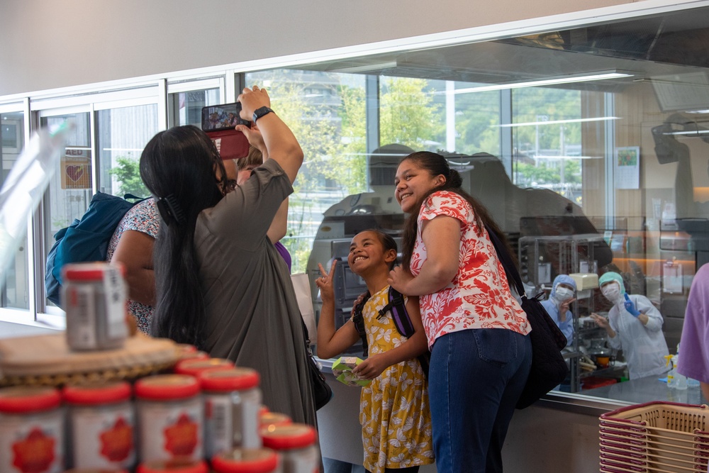 Sweet treats and Momiji Leaves; Residents of MCAS Iwakuni Visit a Momiji Manju Factory with Cultural Adaptations