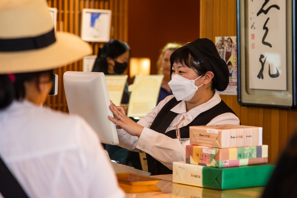 Sweet treats and Momiji Leaves; Residents of MCAS Iwakuni Visit a Momiji Manju Factory with Cultural Adaptations