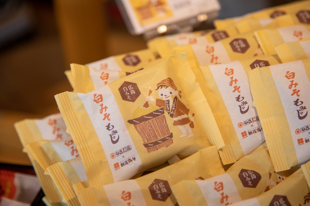 Sweet treats and Momiji Leaves; Residents of MCAS Iwakuni Visit a Momiji Manju Factory with Cultural Adaptations