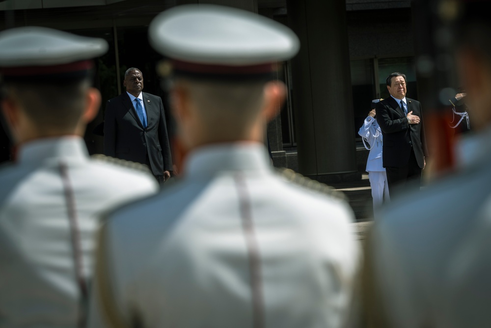 SECDEF Meets with Japanese Senior Leaders in Tokyo